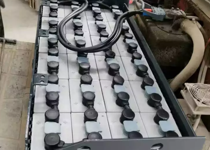 BT叉車電瓶的優勢與應用場景(BT叉車電瓶維護保養詳細介紹)